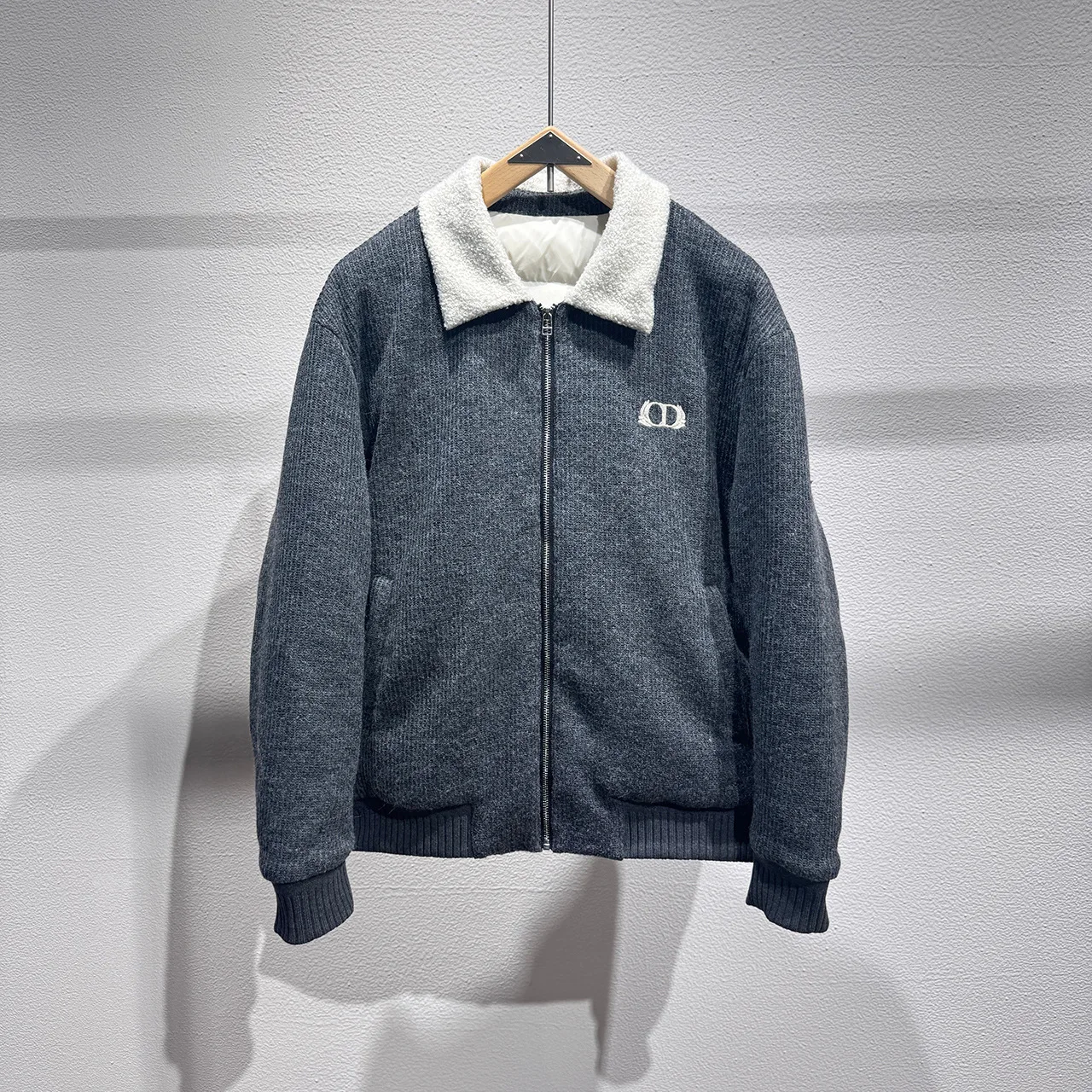 

Оригинальный дизайн, новая зимняя мужская пуховая куртка с воротником из овечьей шерсти, вязаная шерстяная полосатая повседневная свободная теплая куртка на молнии