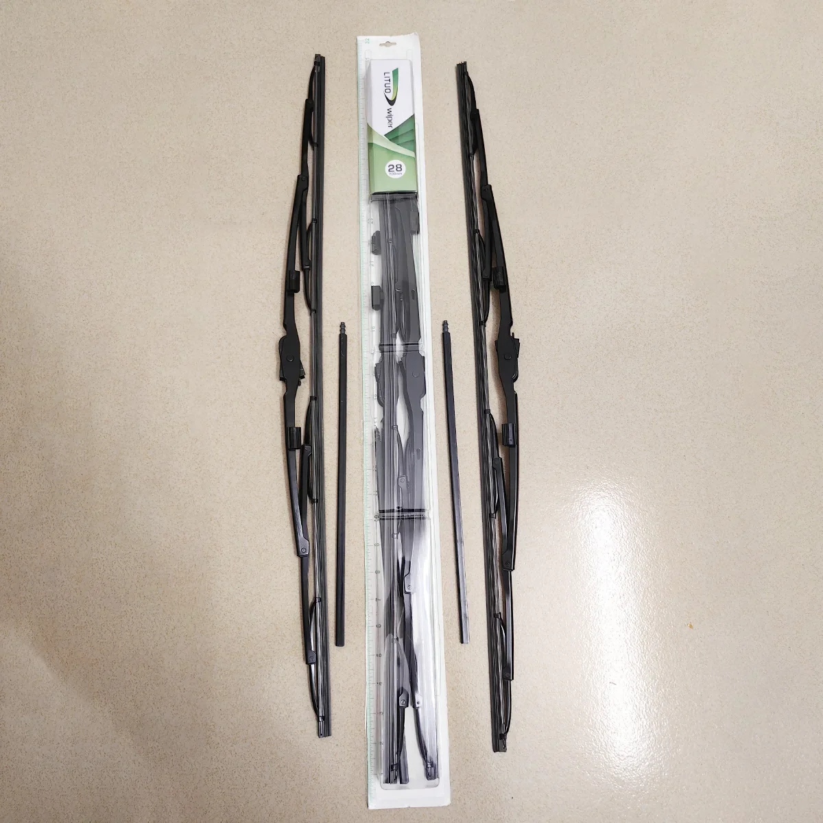 2pc 700mm Wipers Blade With Long Spray Spare Parts for Volvo Trucks Wiper Parts VOE 82485681 A0018205445 82485683 82214988