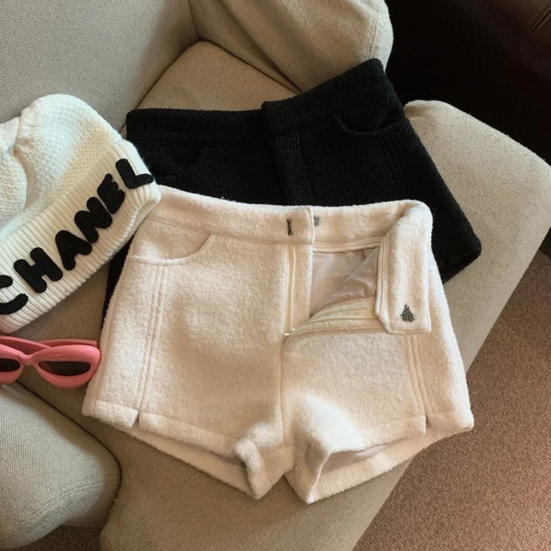 Pantalones cortos blancos de lana gruesa para mujer en otoño e invierno con abrigos y botas ultracortas para niña, pantalones de pierna ancha