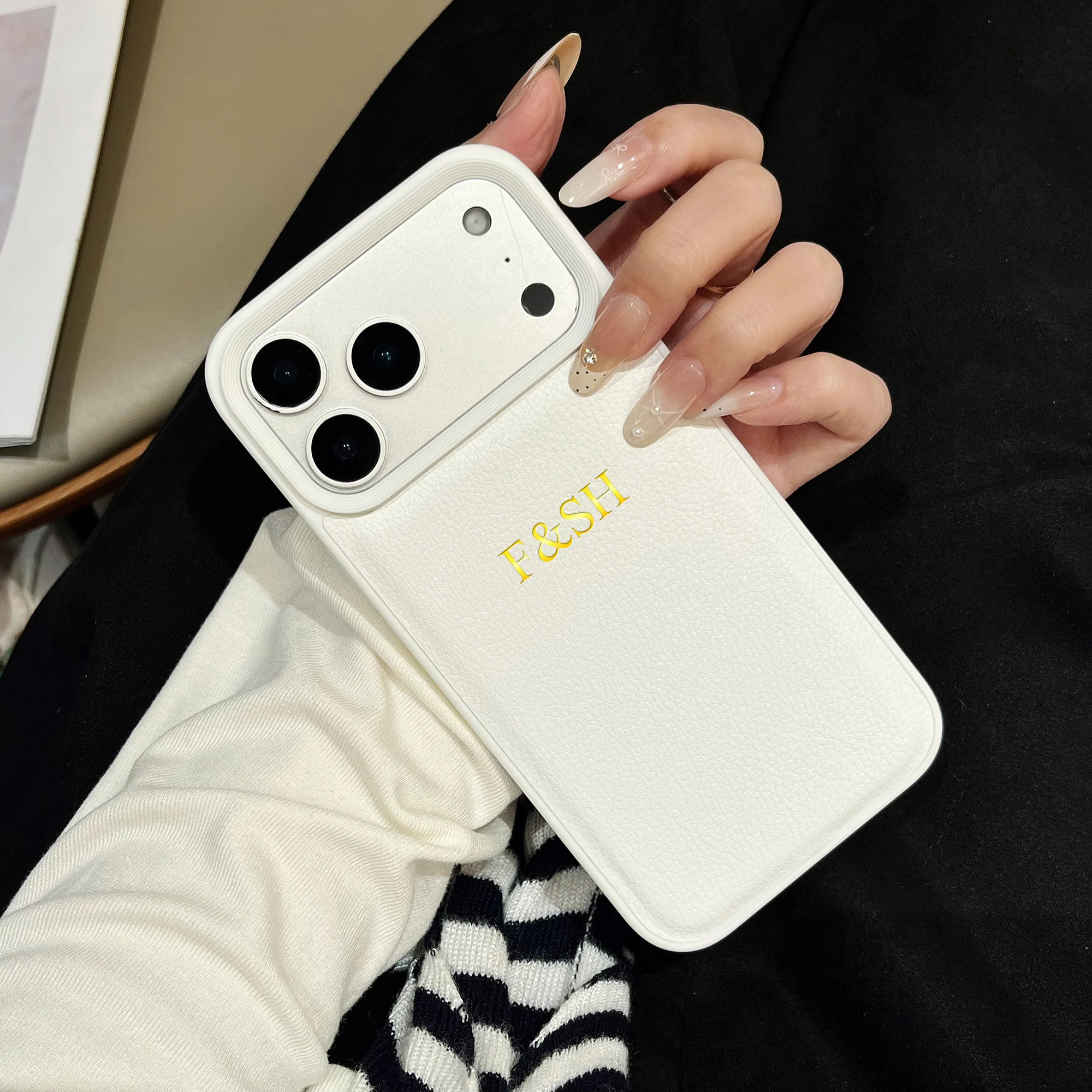 Personalisierte Luxus-Kunstlederhülle mit individuellem Namen für iPhone 18 17 16 15 14 13 12 11 Pro Max Air, Heißgoldfolien-Gravur – Detail 5