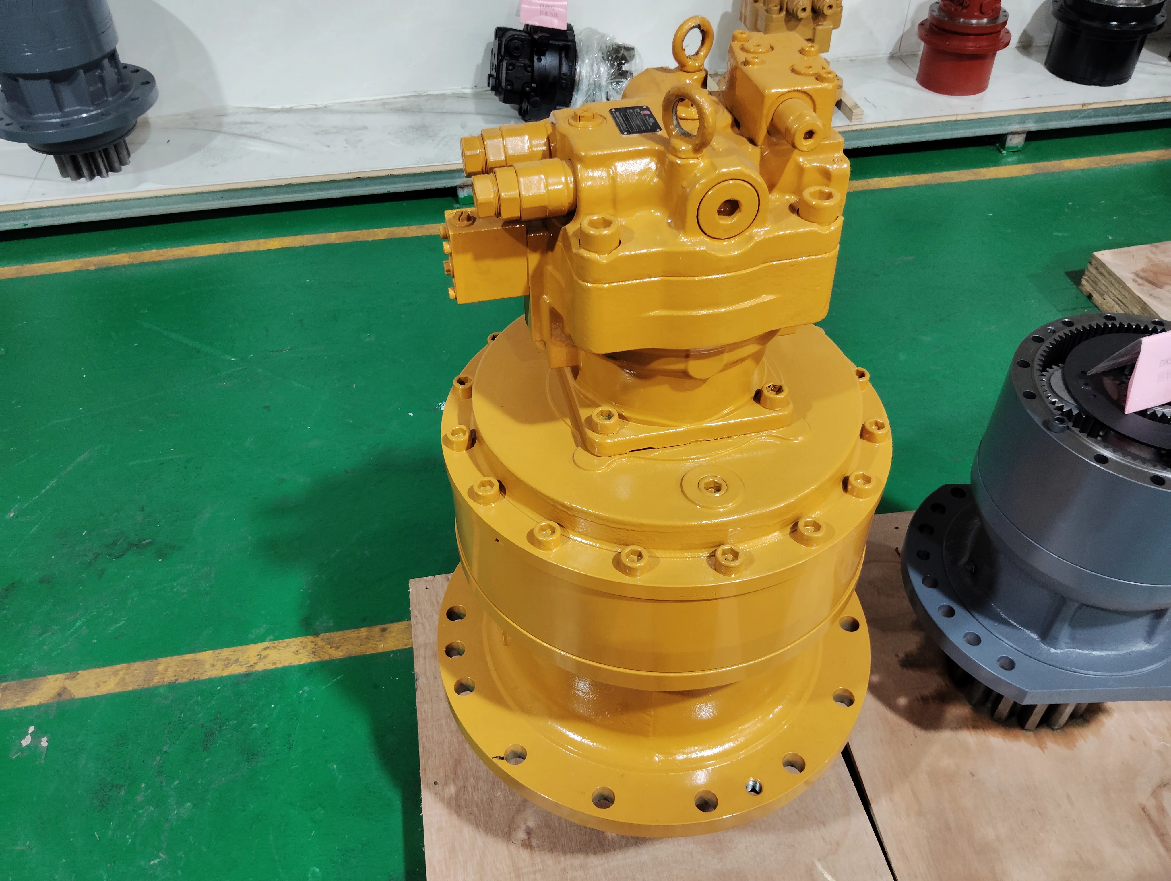 High Quality Excavator Parts Swing Reducer Slewing Motor SY315 SY335 SY365 Hydraulic Swing Drive Motor