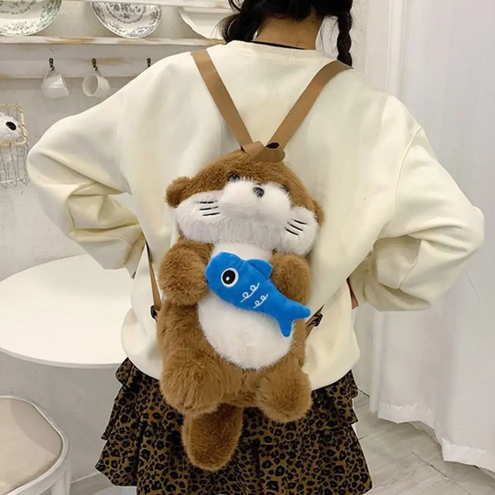 

Очаровательный рюкзак с выдрой, держащий рыбу, реалистичный вид, имитация животного, сумка на плечо, мягкая пушистая школьная сумка для покупок