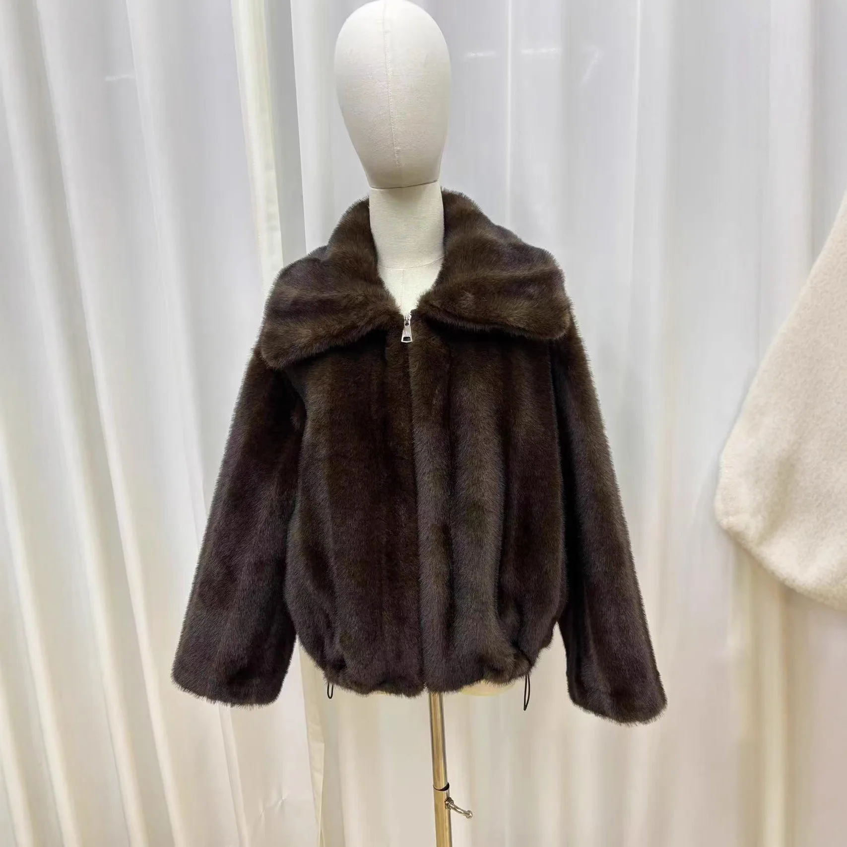 معطف فرو جديد لعام 2025 للنساء معطف من المينك الأساسي دافئ قصير من الجلد ملابس خارجية شتوية من الفرو