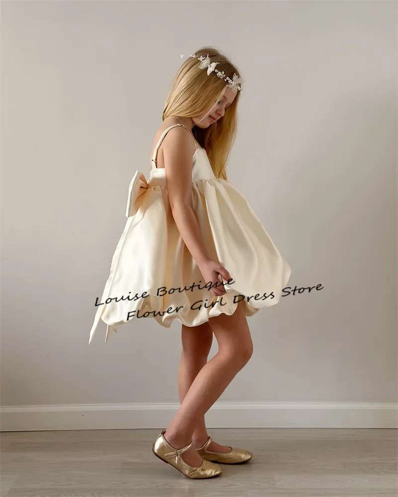 Booma ألف خط زهرة فتاة فساتين القوس الساتان بنات فساتين حفلات الزفاف السباغيتي حزام بلا أكمام فساتين مخصصة