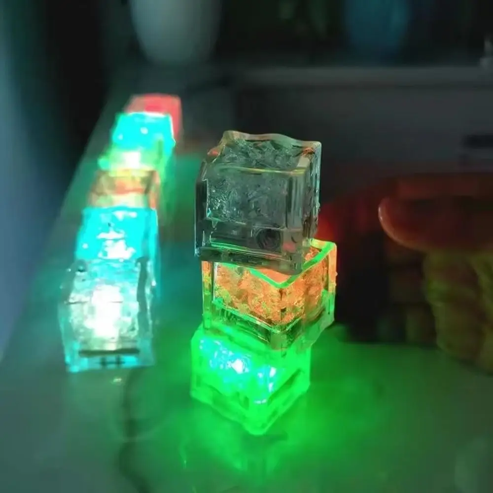 Nuovi cubetti di ghiaccio a LED colorati Romantici giocattoli da festival super luminosi Regali luminosi per vasca da bagno impermeabili