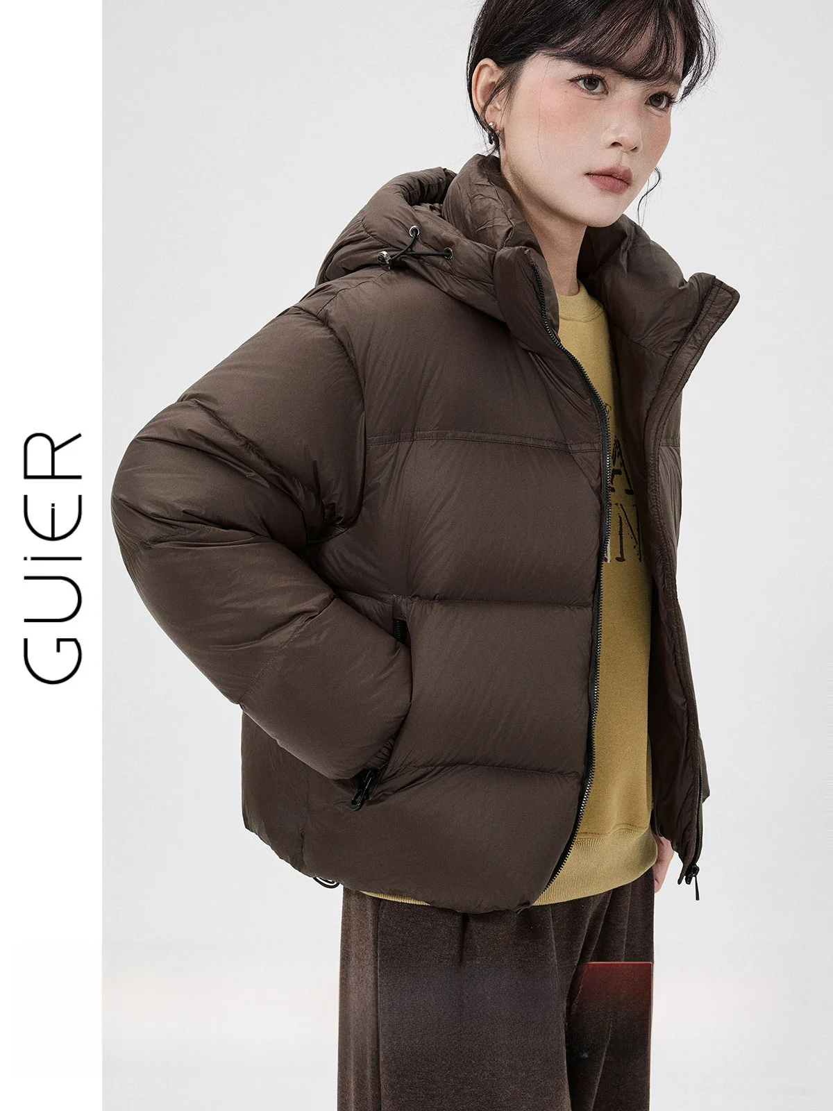 

Женская стеганая короткая куртка Guier, зима 2025, новый стиль, с капюшоном, на утином пуху, с воротником-стойкой, ретро, теплая, модная