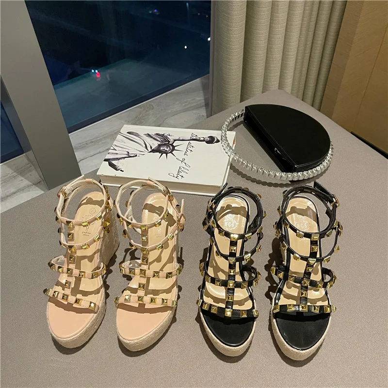 2024 Sandały Czarne Buty Dla Kobiet Chodaki Na Obcasie Muffins shoe Open Toe New Beige Thick Wedge Flat Girls High Peep Studded Fash