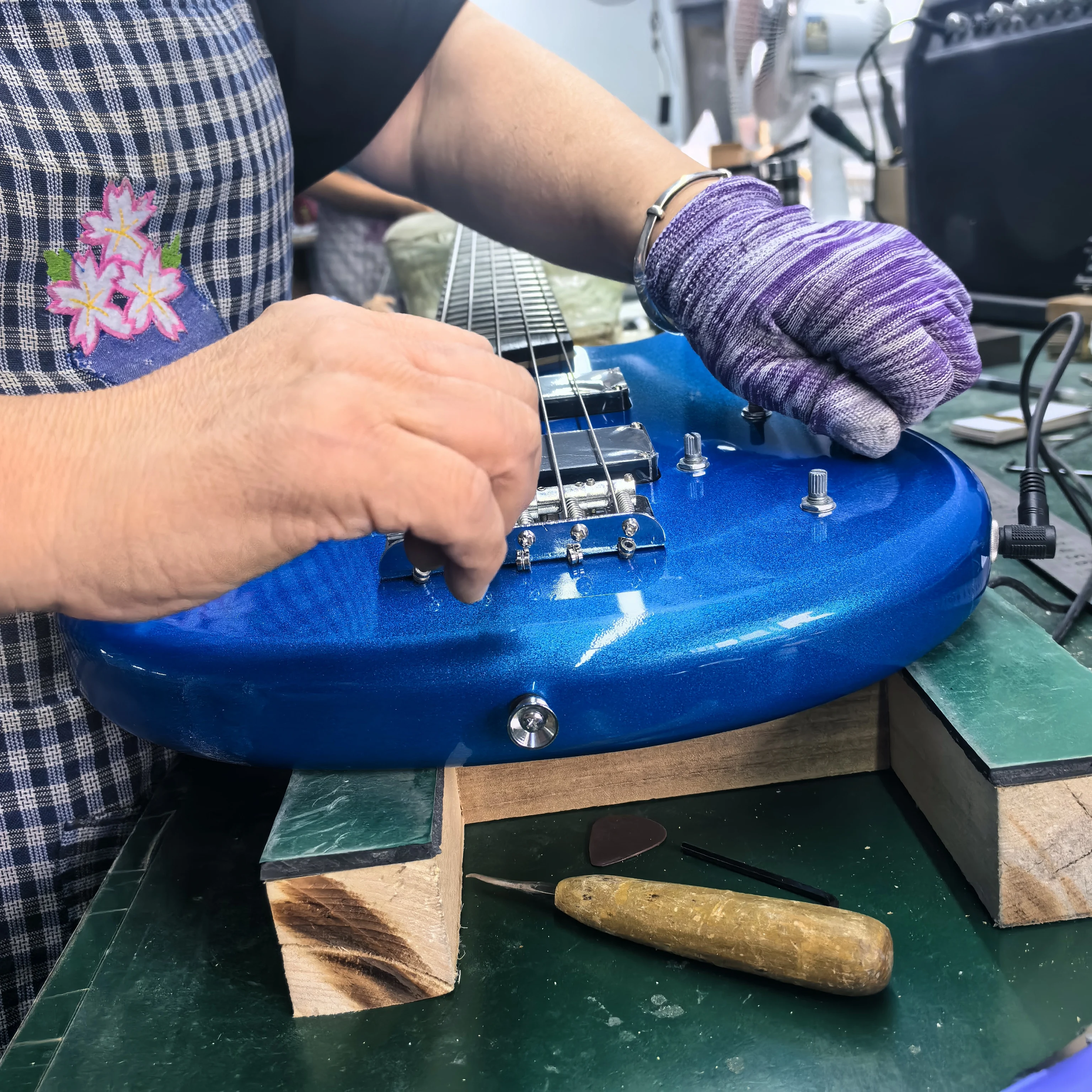 

With battery box, custom sunset/blue/red color 4-string bass available, both 4-string and 5-string are available!In Stock 。