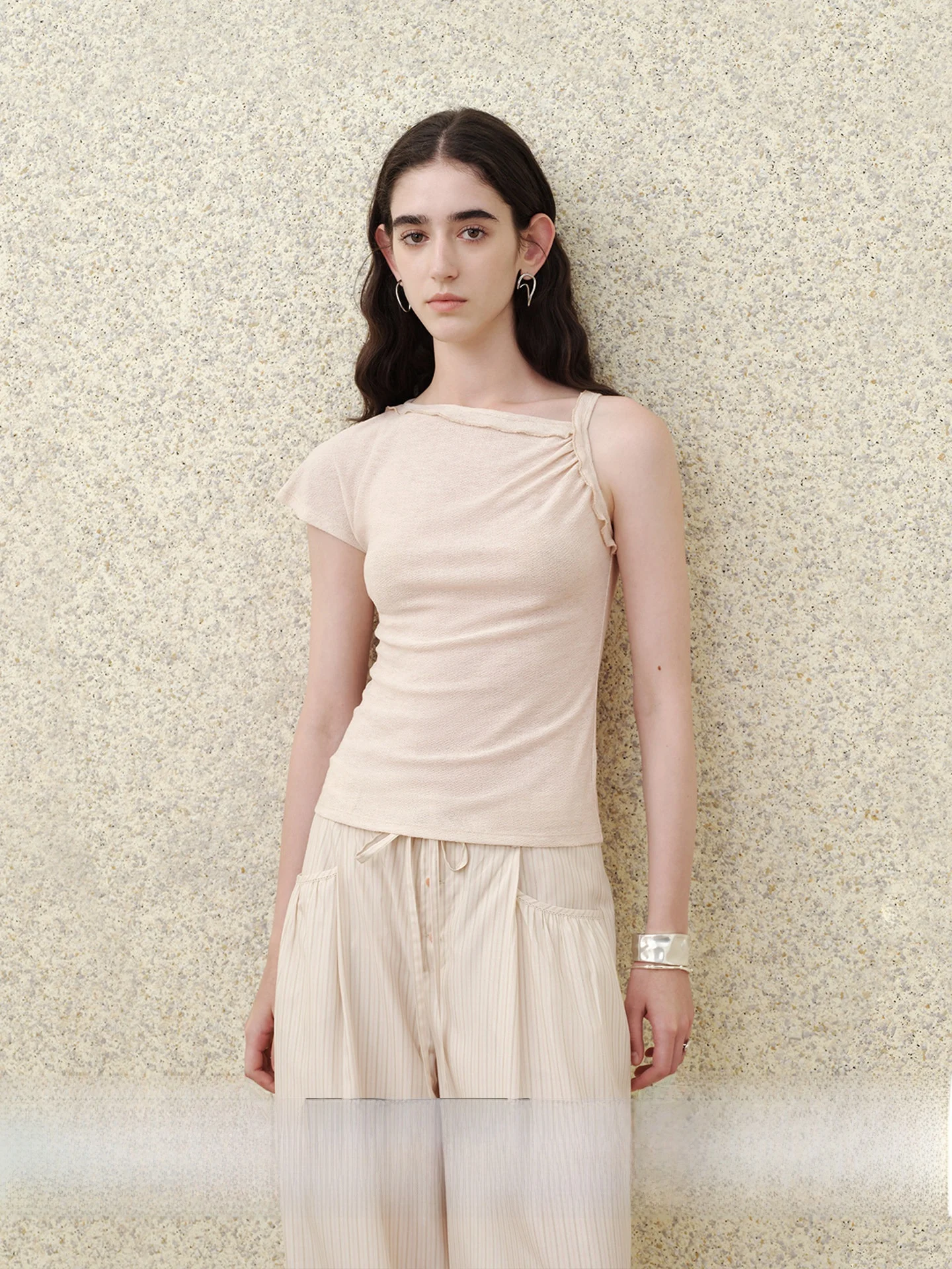 

Асимметричная футболка-жилетка с коротким рукавом для женщин, приталенный крой, повседневный стиль, смесь хлопка и полиэстера, низкий круглый вырез.