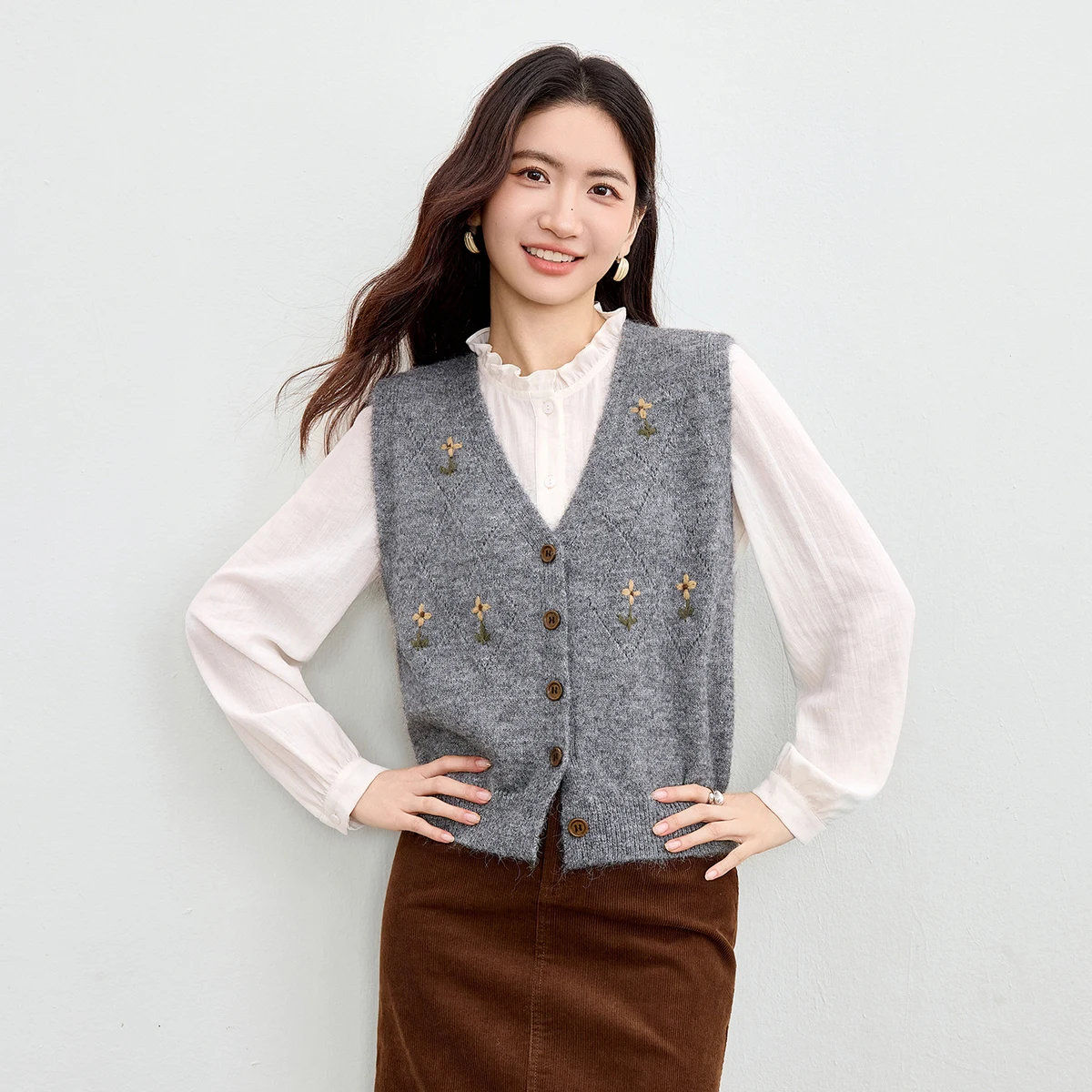 

SENTUBILA свитер для женщин вязаный жилет 2025 зимний повседневный жилет с v-образным вырезом ручной работы с цветочным принтом v-образный вырез полый свободный жилет W54JB3654