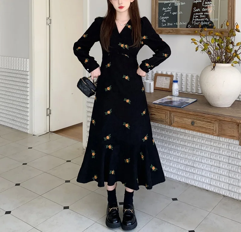 

Autumn and Winter Corduroy French Vintage Style Heavy Industry Embroidery Gentle Slimming Mid length Dress