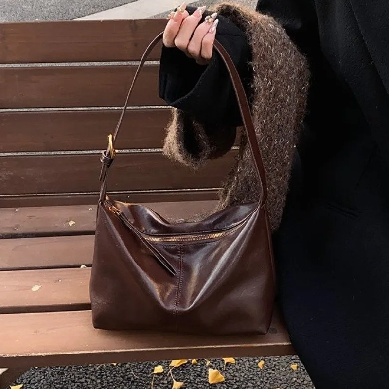 

Vintage Inspired Tote Bag With Letter Logo Simple Design Can Effortlessly Function As A Unique Diaper Bag