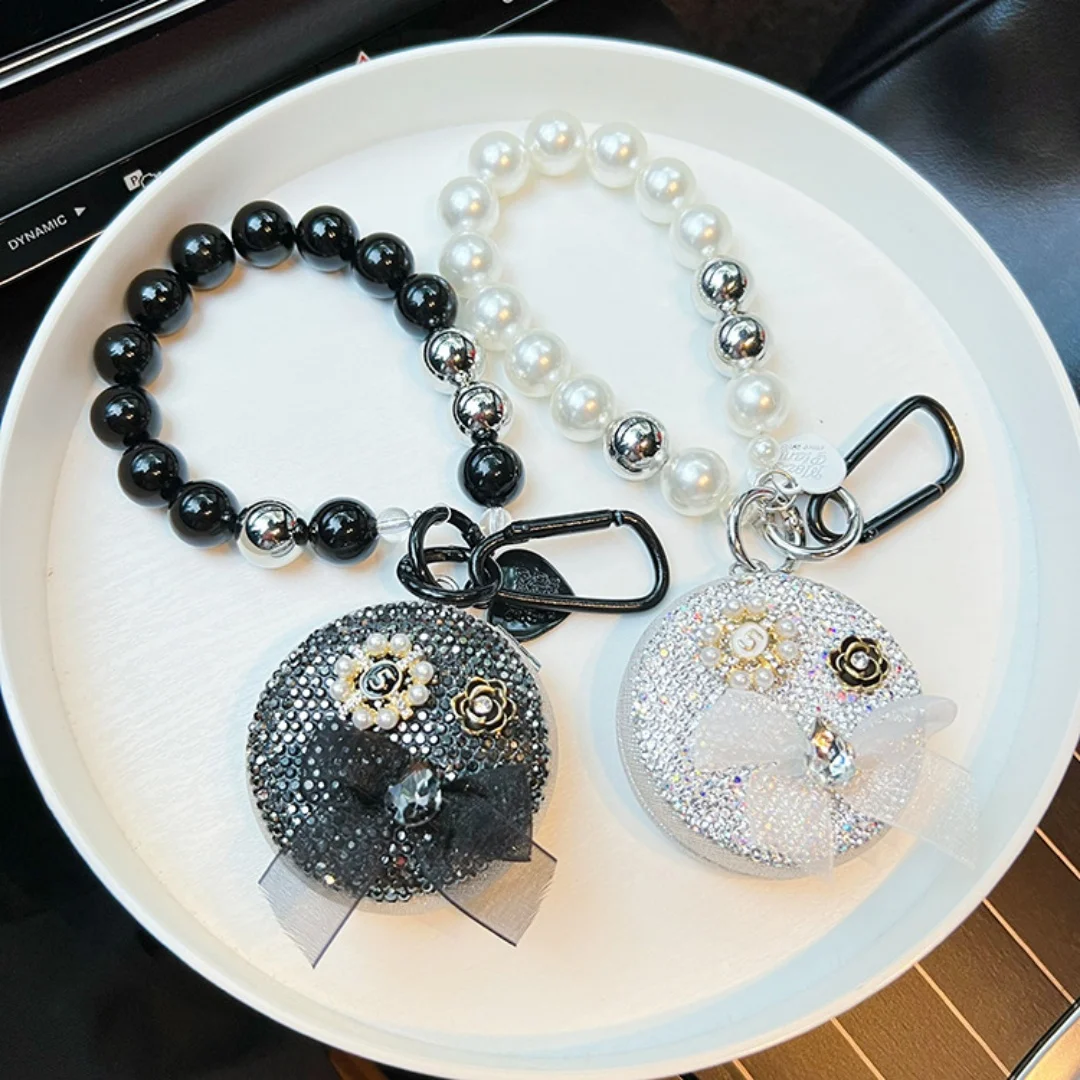 Przenośne składane lusterko w torebce, lusterko do makijażu do noszenia w ręce, brelok do kluczy z lusterkiem w kształcie kwiatka do samochodu.