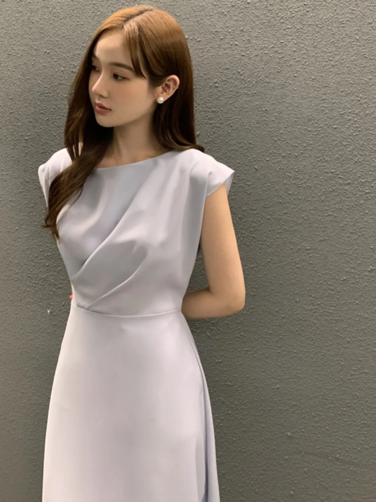 우아한 여름 민소매 A 라인 드레스 세련된 라운드 넥 Pleated 허리 조임 슬리밍 롱 조끼 드레스 통근 스타일 퓨어 컬러