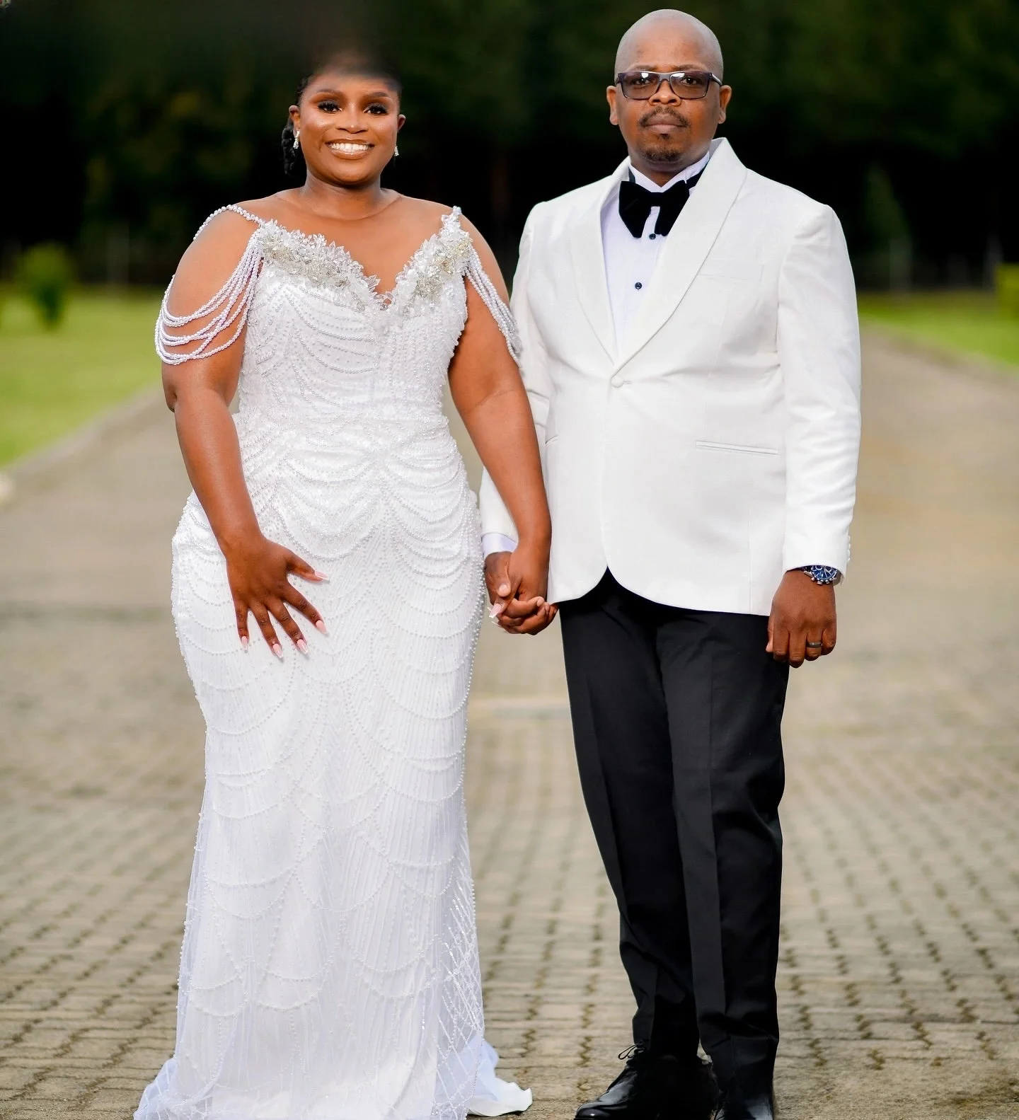 

Customized Sheer Neck Sparkly Sequins Pearls Luxury Wedding Dress For Bride Robe De Mariée Plus Size Bridal Gown