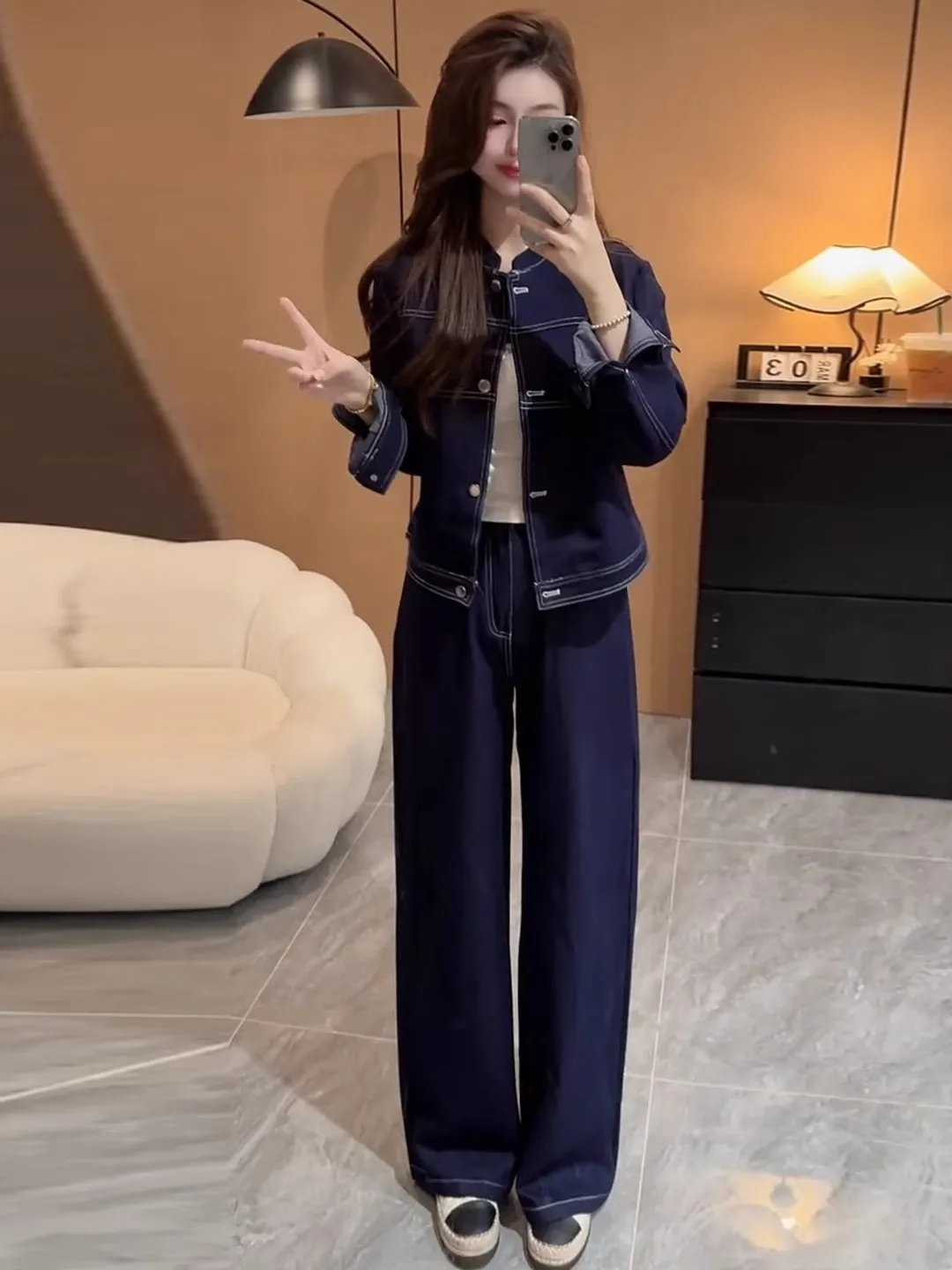 

Модный джинсовый комплект для ранней осени: куртка и брюки с высокой талией и широкими штанинами. Элегантный повседневный женский костюм премиум-класса.