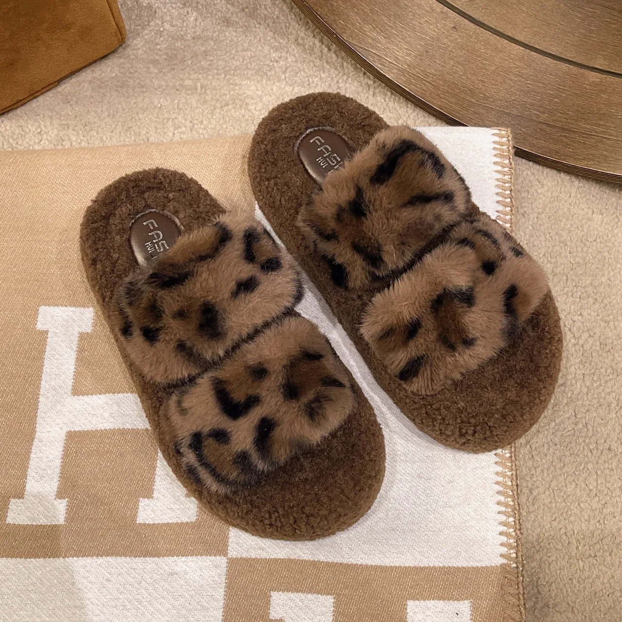 Leopard Shoes Flock Med Plush Slippers For Adults Platform Slides Winter Footwear Fashion Slippers Women Fur Luxury 2024 Flat