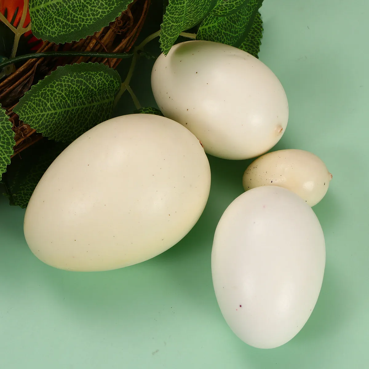 

Набор из 4 реалистичных имитаций птичьих яиц с разными размерами и узорами для рисования, практики, подарков и детских занятий