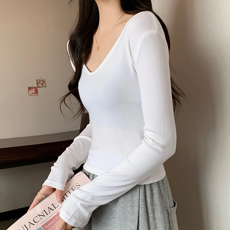 Рисунок 4 - Женская Осенняя футболка с V-образным