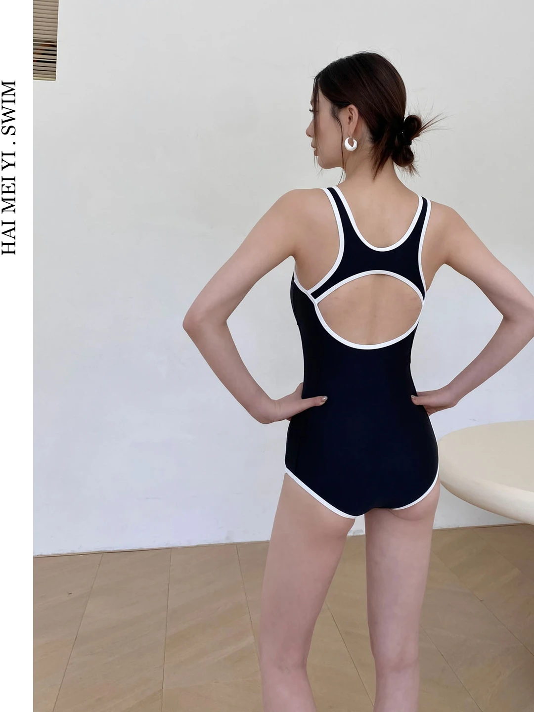 

Slimming One-Piece Swimsuit for Women by Hai Mei 2026 New Style Small Chest Concealing Thermal Vacation Swimwear V-Neck