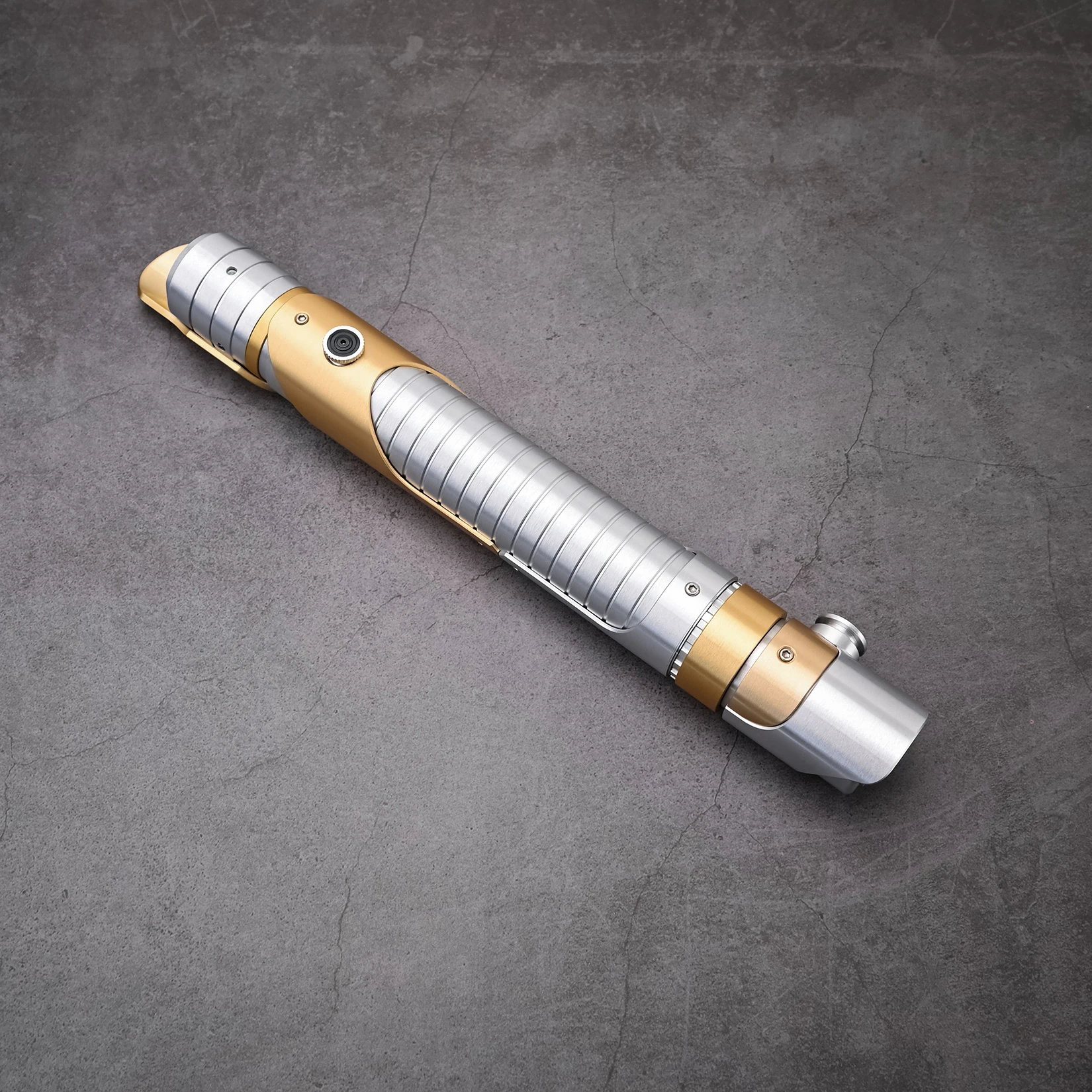 Txqstoudio tripulação metal punho cartão sd bluetooth pesado duelo espada laser balanço suave para adulto sabre de luz sem lâmina sabre