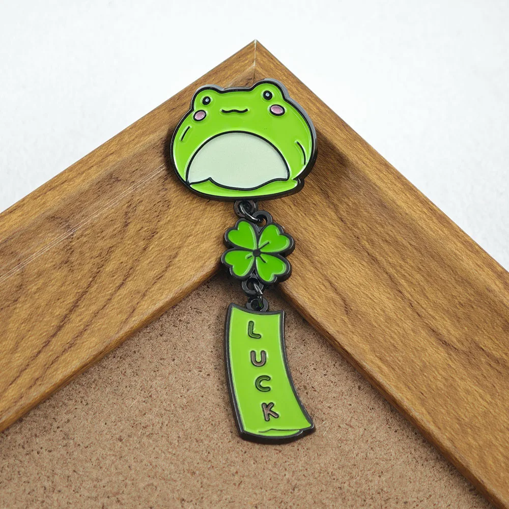 Niedliche grüne Frosch-Windspiel-Brosche, vierblättriges Kleeblatt, hängende Quastenkette, Anstecknadel, Glücksbringer, Kawaii-Glücksamulett, Schmuckgeschenk – Detail 8