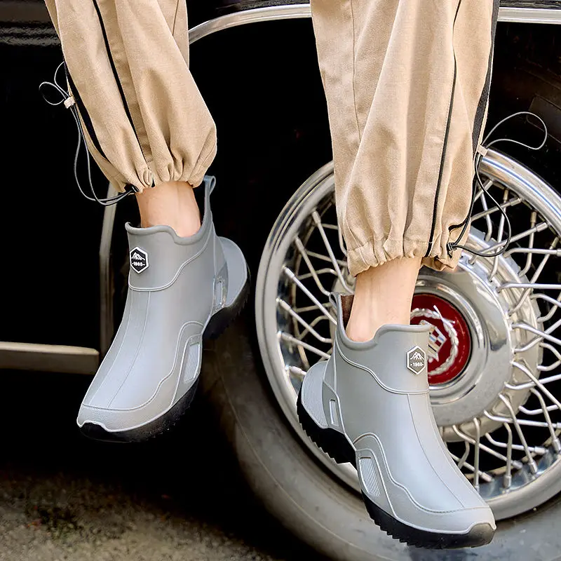 

Мужские резиновые сапоги для молодых студентов, удобные сапоги до щиколотки в корейском стиле, уличная мужская обувь на низком каблуке, 2025 г., садовая грязь, дешевая резинка, новинка