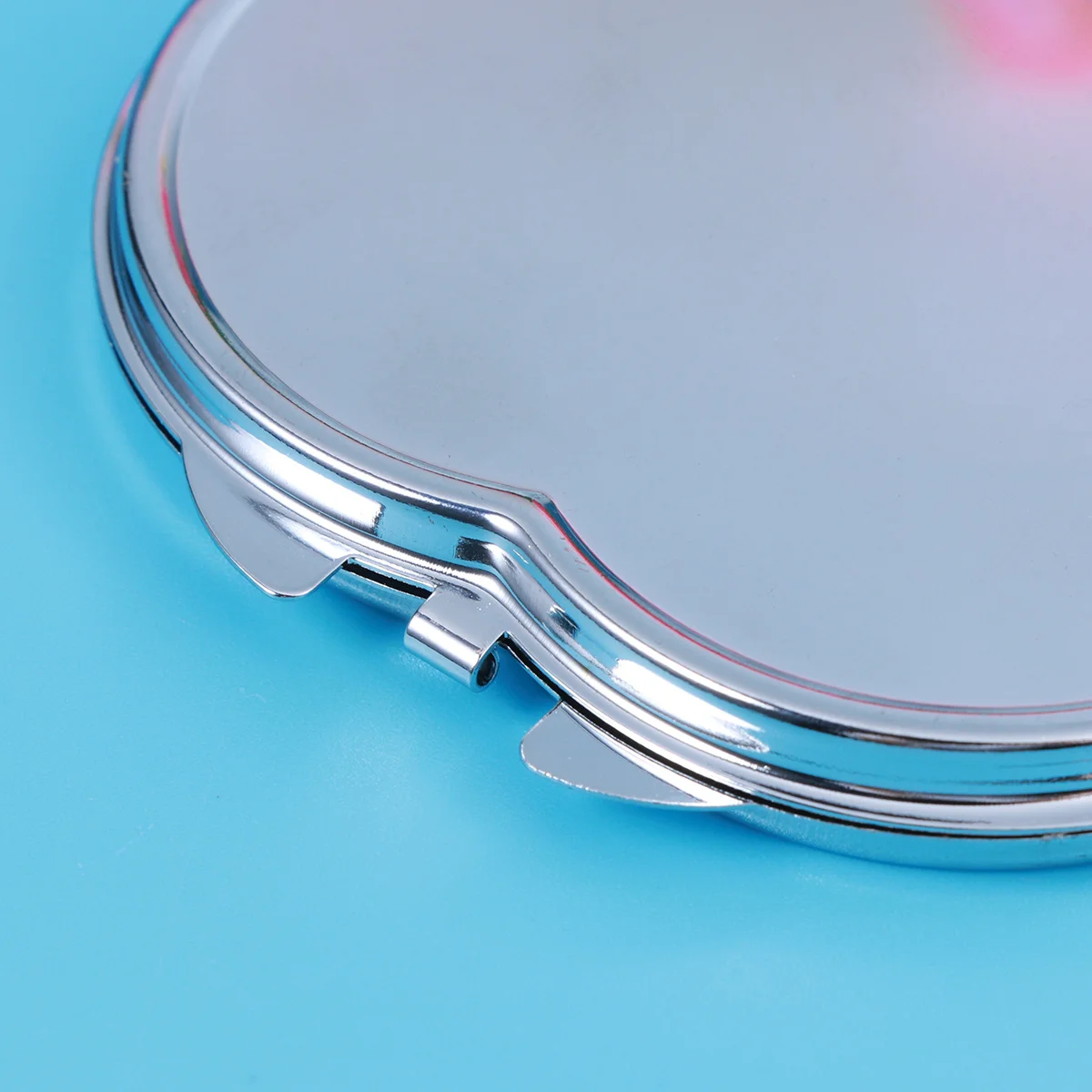 Folding Mirror Compact Dual Sided Heart Shape Portable Makeup Travel Mirror Lightweight Metal Case High Definition Reflection