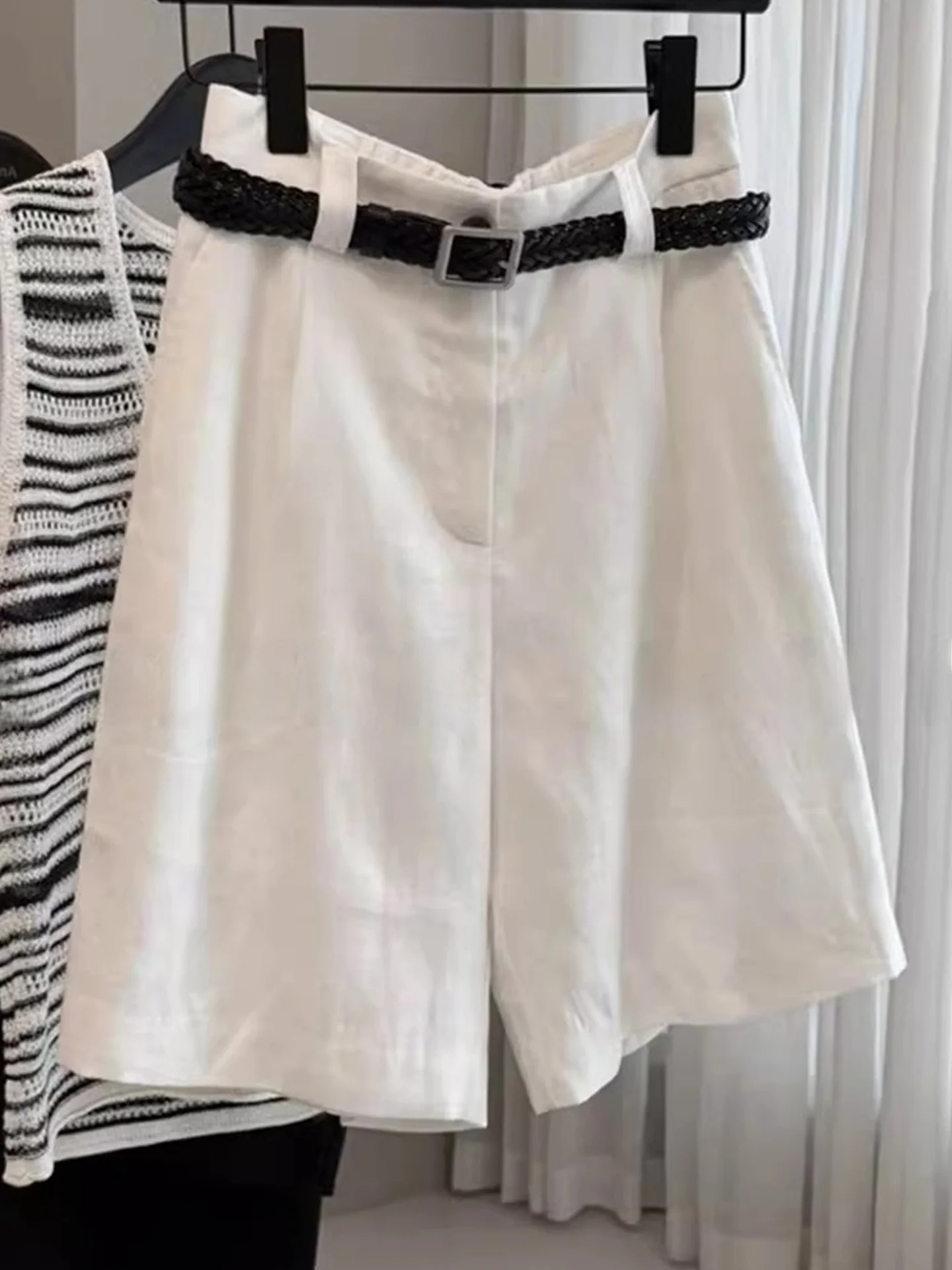 سروال قصير أنيق بلون واحد بسيط متعدد الاستخدامات للتنقل اليومي في الصيف، يمنح مظهراً نحيفاً وشخصية مميزة