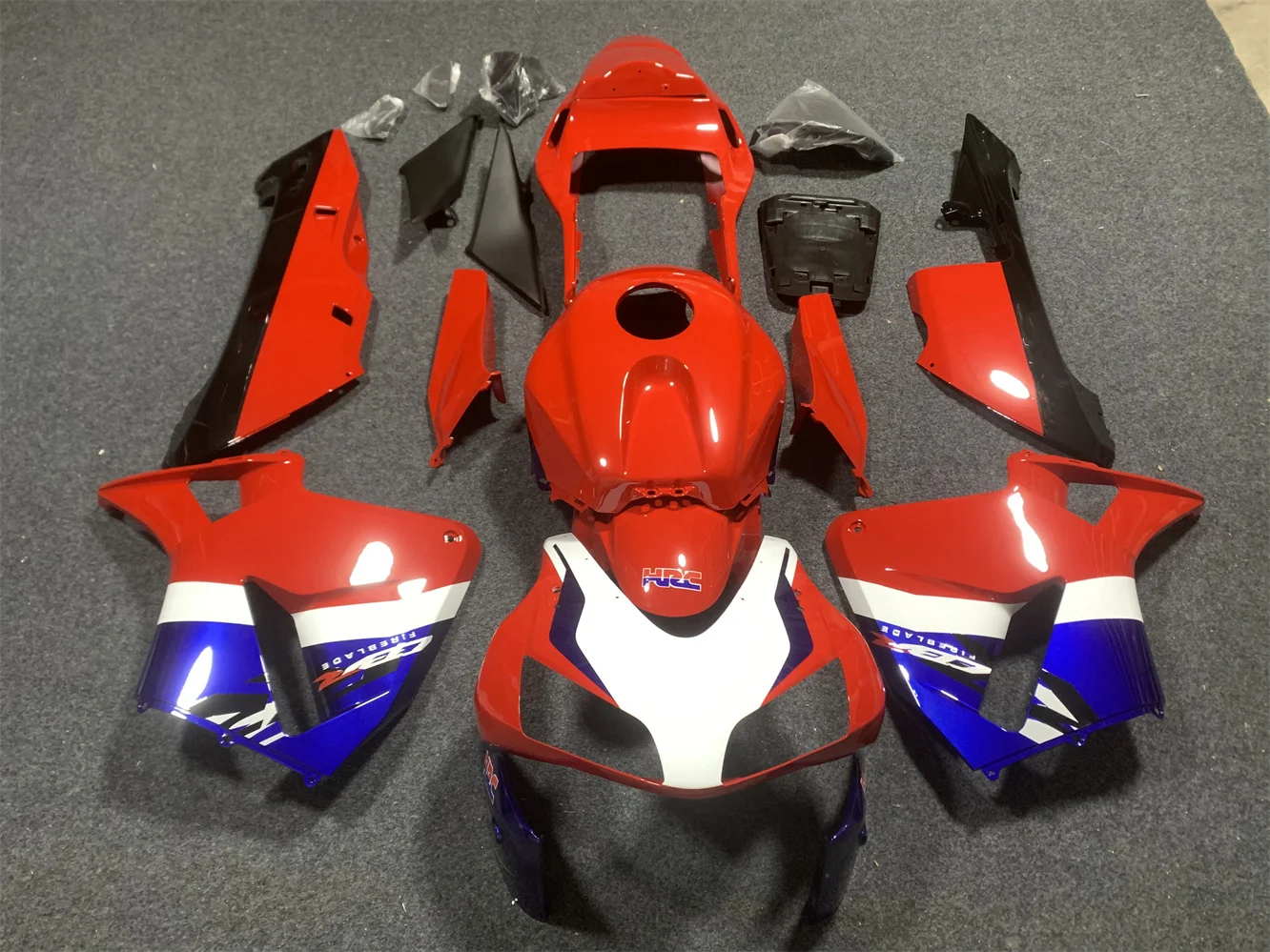 The motorcycle fairing set is suitable for the CBR600RR 2003 2004 F5, CBR600 03 04 body fairing, red and black motorcycle