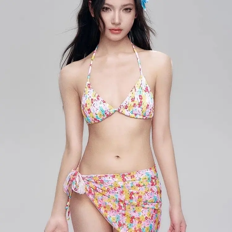 Costume da bagno diviso pieghettato colorato floreale fresco per le donne Costumi da bagno per le vacanze al mare Reggiseno all'americana + fondo allacciato Set bikini da 3 pezzi