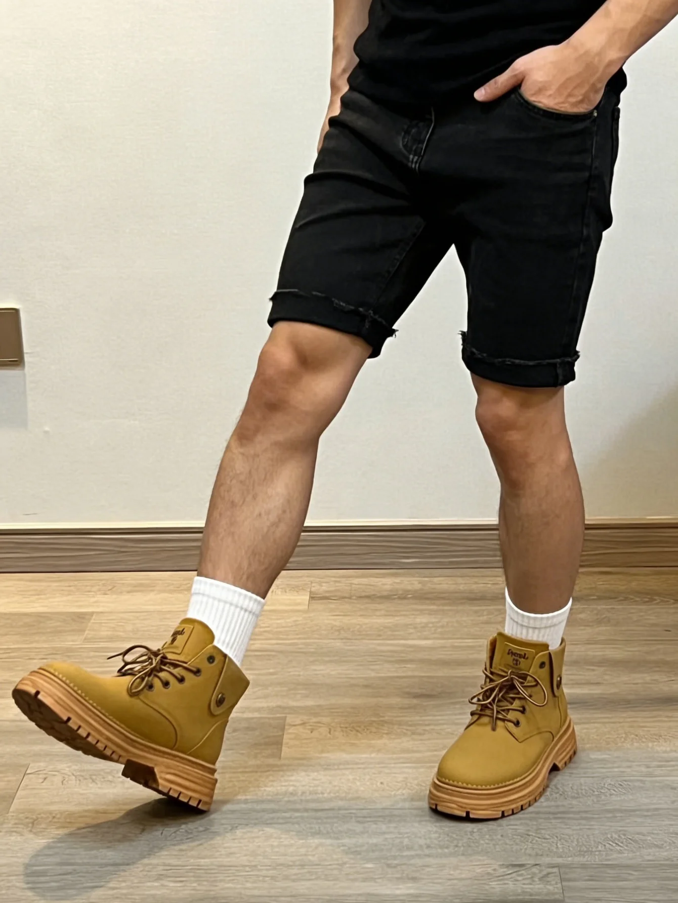 

Минималистичные черные джинсовые шорты для мужчин, уличный стиль, легкий ретро-дизайн, без аксессуаров и ремней.