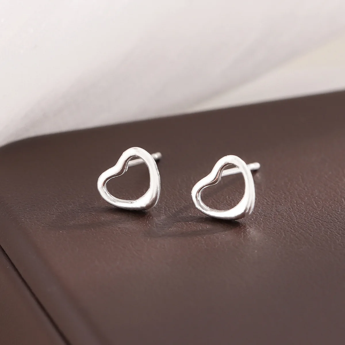 New Popular Fashion Jewelry 925 Sterling Silver Fresh Smooth Hollow Heart Stud Earrings  E198