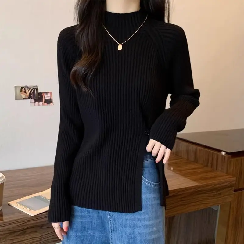 Suéter caqui de medio cuello alto para mujer, camisa básica de punto con hendidura prensada, nueva temperatura, otoño e invierno, 2025