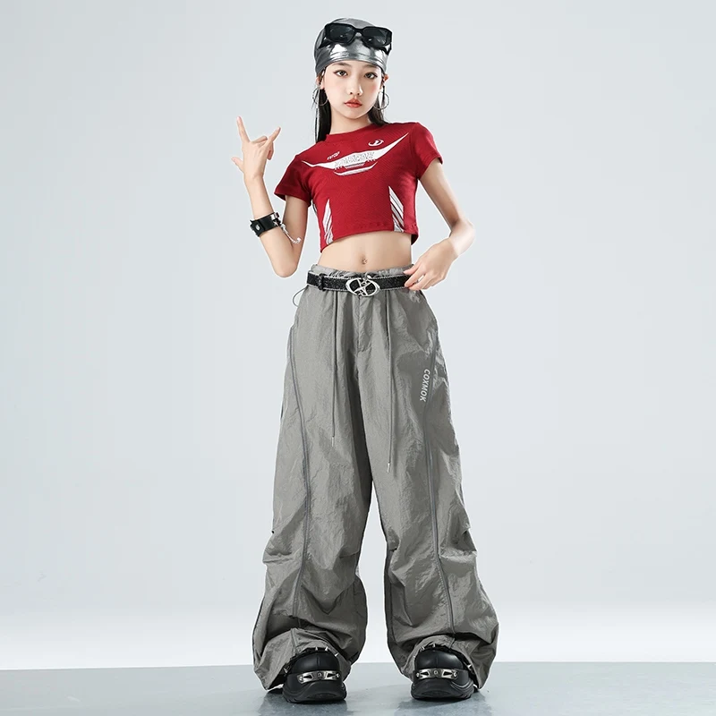 K-pop ชุดเวทีสาวแฟชั่นเสื้อผ้าแจ๊สเต้นรํา Hip-Hop Dance เสื้อผ้าสีแดง Crop Tops กางเกง XH2823