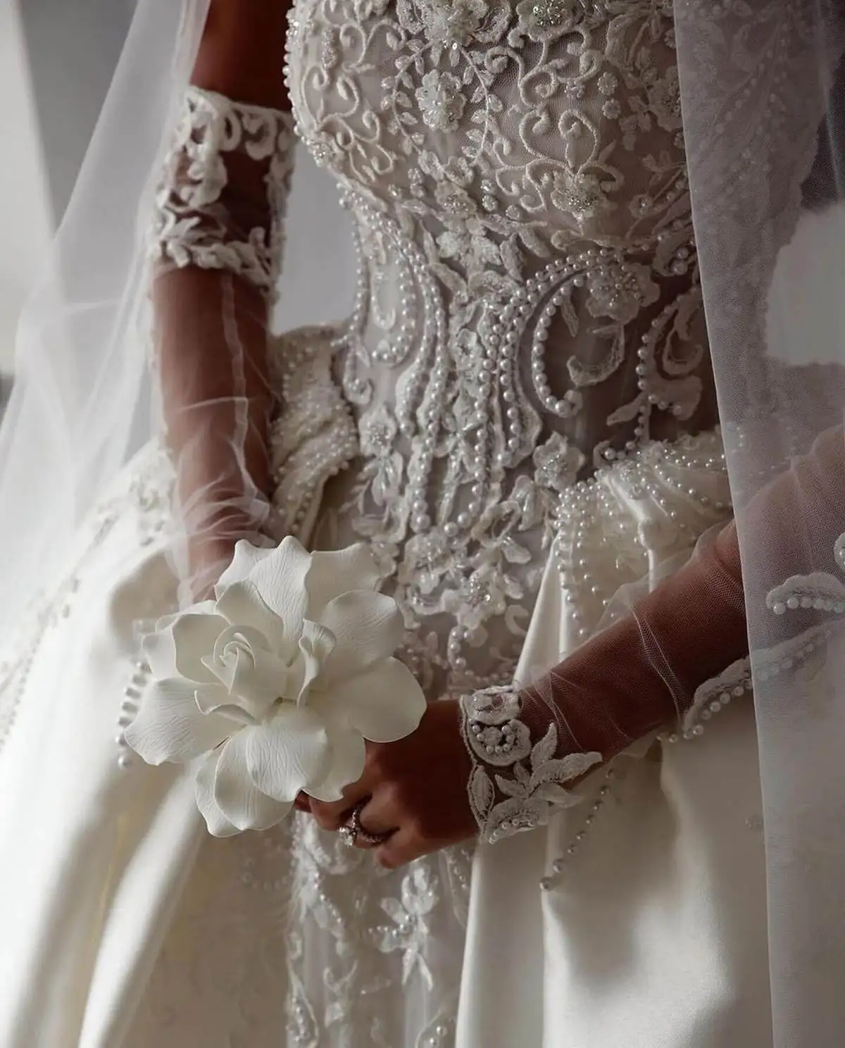Wunderschöne Brautkleider mit Applikationen, trägerloses Perlen-Hochzeitskleid, abnehmbarer Zug, individuell gestaltete Perlen-Spitze-Illusion, Vestido de Novia