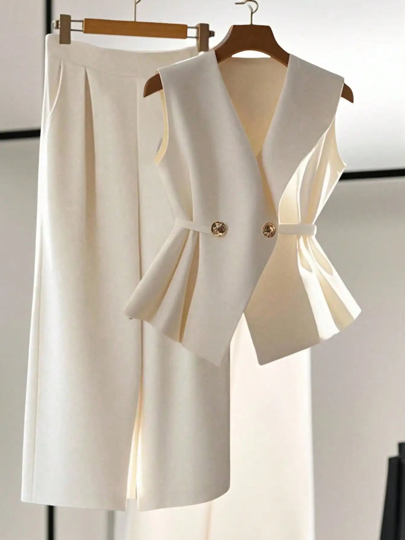 

Кремовый жилет без рукавов с V-образным вырезом, двубортной застежкой, пэплумом на талии и комплект из прямых брюк в тон