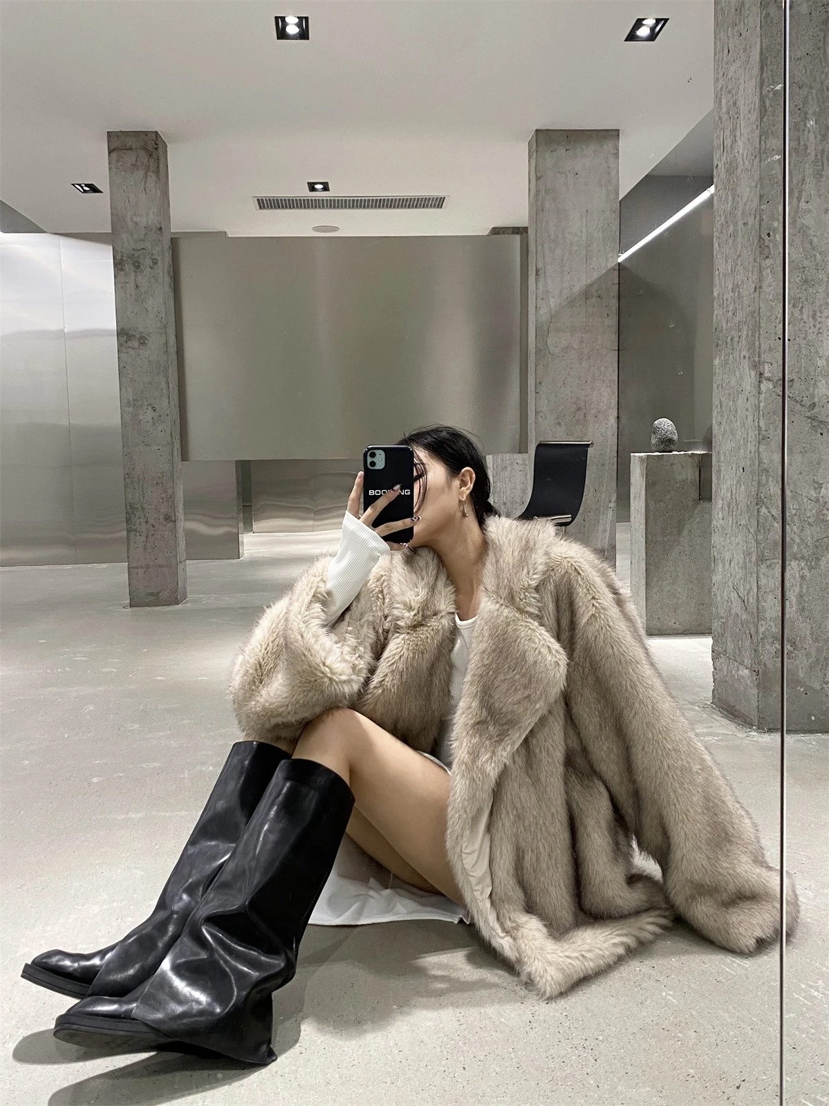 เสื้อโค้ทแฟชั่นผู้หญิงไซส์ใหญ่ รุ่นใหม่ประจำฤดูใบไม้ร่วงและฤดูหนาว  ผ้าหนังผสมสี  ทรงยาว  คอวี  สำหรับใส่ทำงาน  รุ่น CBVFM