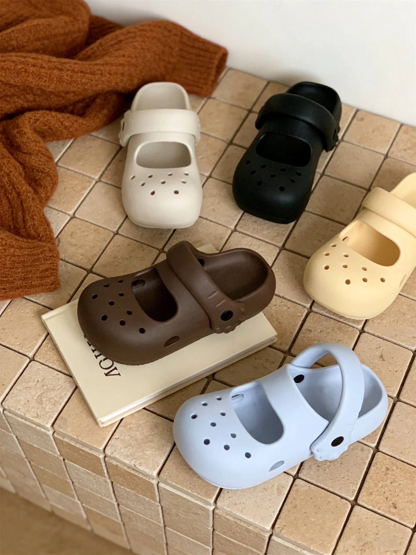 

Милые женские летние тапочки-мюли с закрытым носком, нескользящие, мягкие, очаровательные, с отверстиями, из ЭВА, удобные