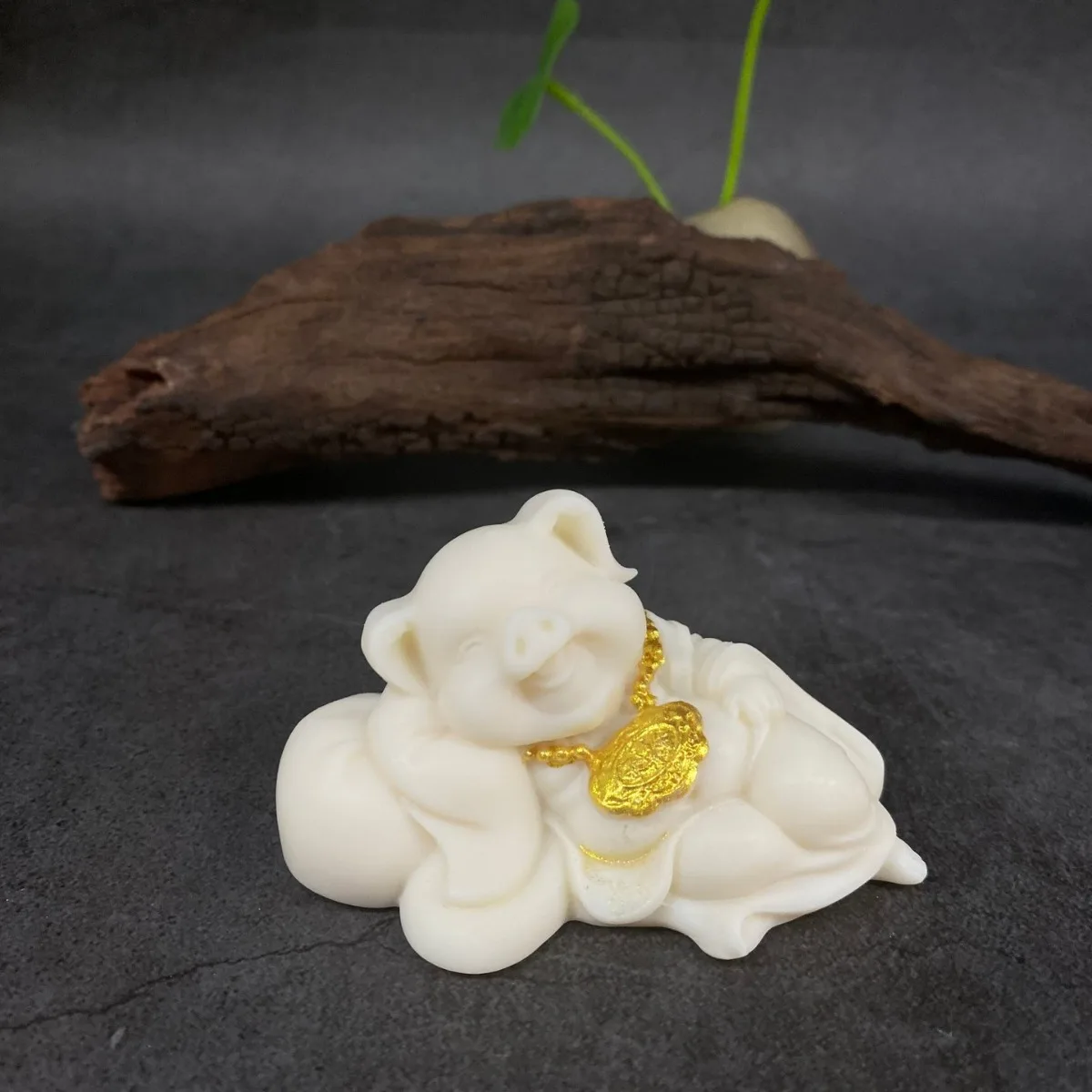 Ivory Nut Carved Lucky God Wealth Fortune Pig Figurine 8*4.5*5cm Home Car Desktop Tea Pet Hand Piece Craft Ornament