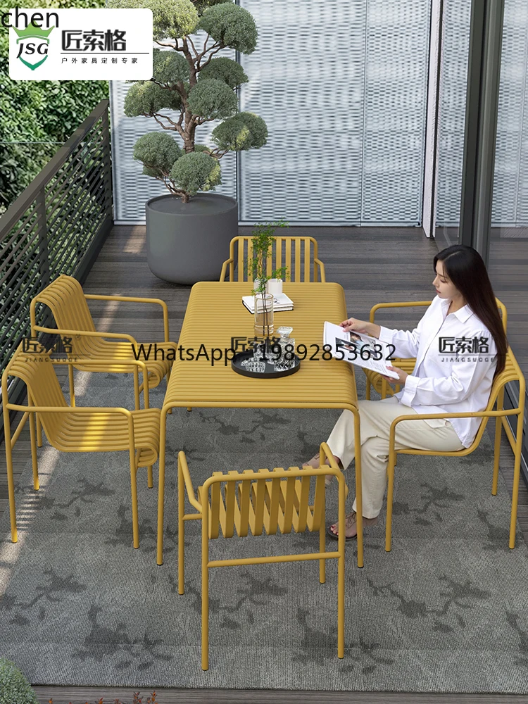 Café, Freizeitbereich, Verhandlungstisch und Stuhl, Kombination aus Balkon im Freien, Hotel, zwei Stühle, ein Tisch, Innenhof