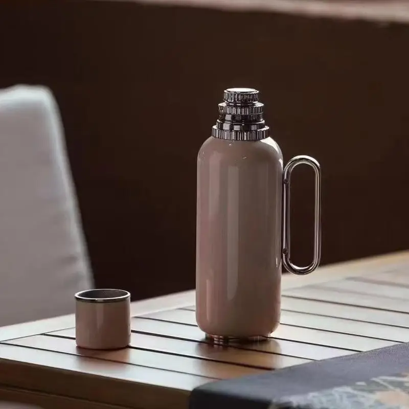 وعاء عازل حراري ببطانة من التيتانيوم النقي، وساعة ميكانيكية لوعاء الحساء، وغلاية عرض السيارة