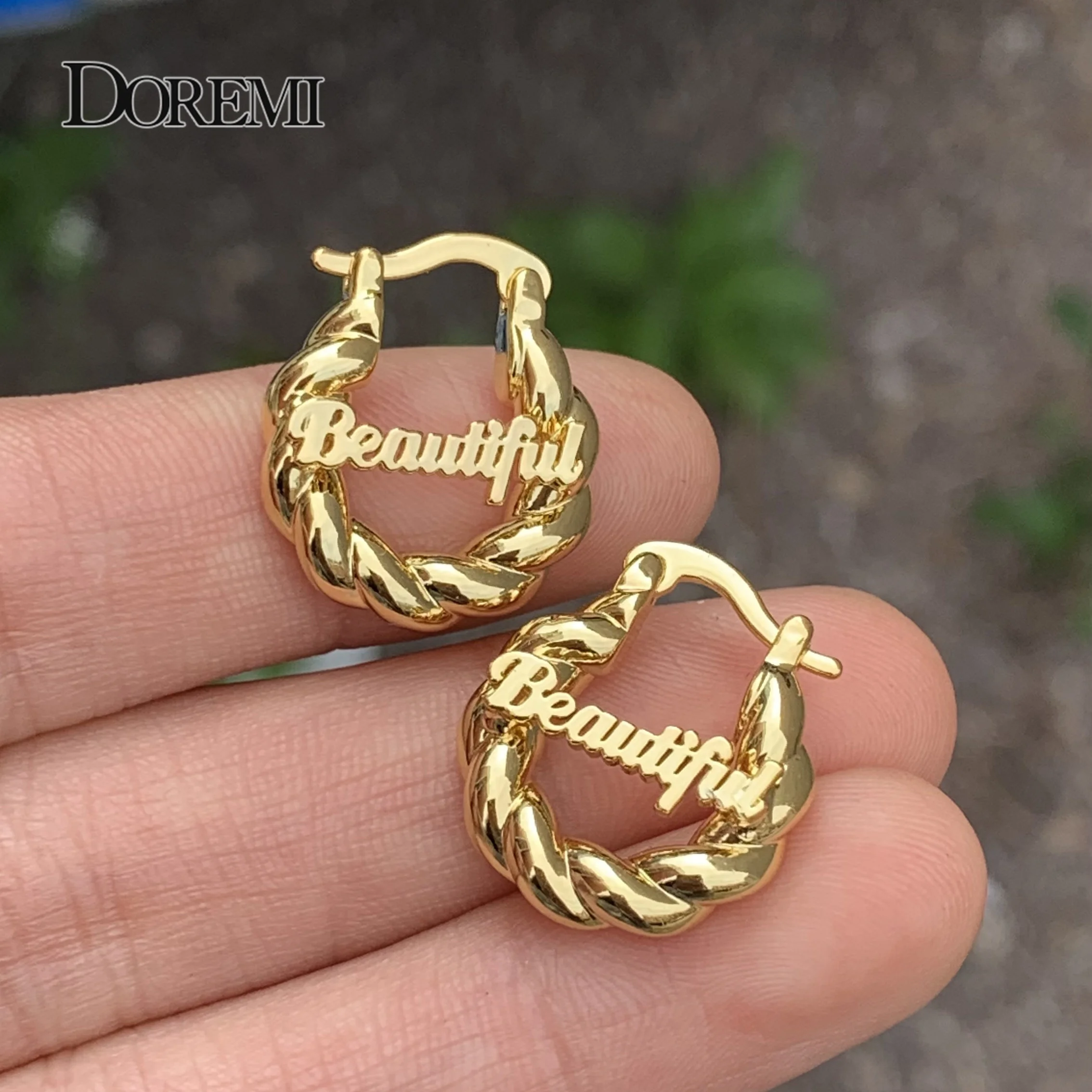 DOREMI Mini 18mm piccoli orecchini con nome personalizzato Twist cerchi con lettere personalizzate per bambini orecchini da donna per bambina