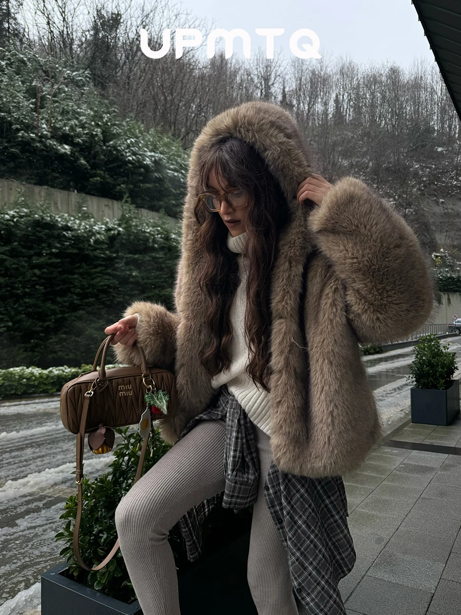 ملابس مذهلة 2025 معطف فرو صناعي جديد بقلنسوة باللون البيج متدرج من فرو الراكون الصناعي سترة شتوية عصرية مميزة من القطيفة ملابس خارجية