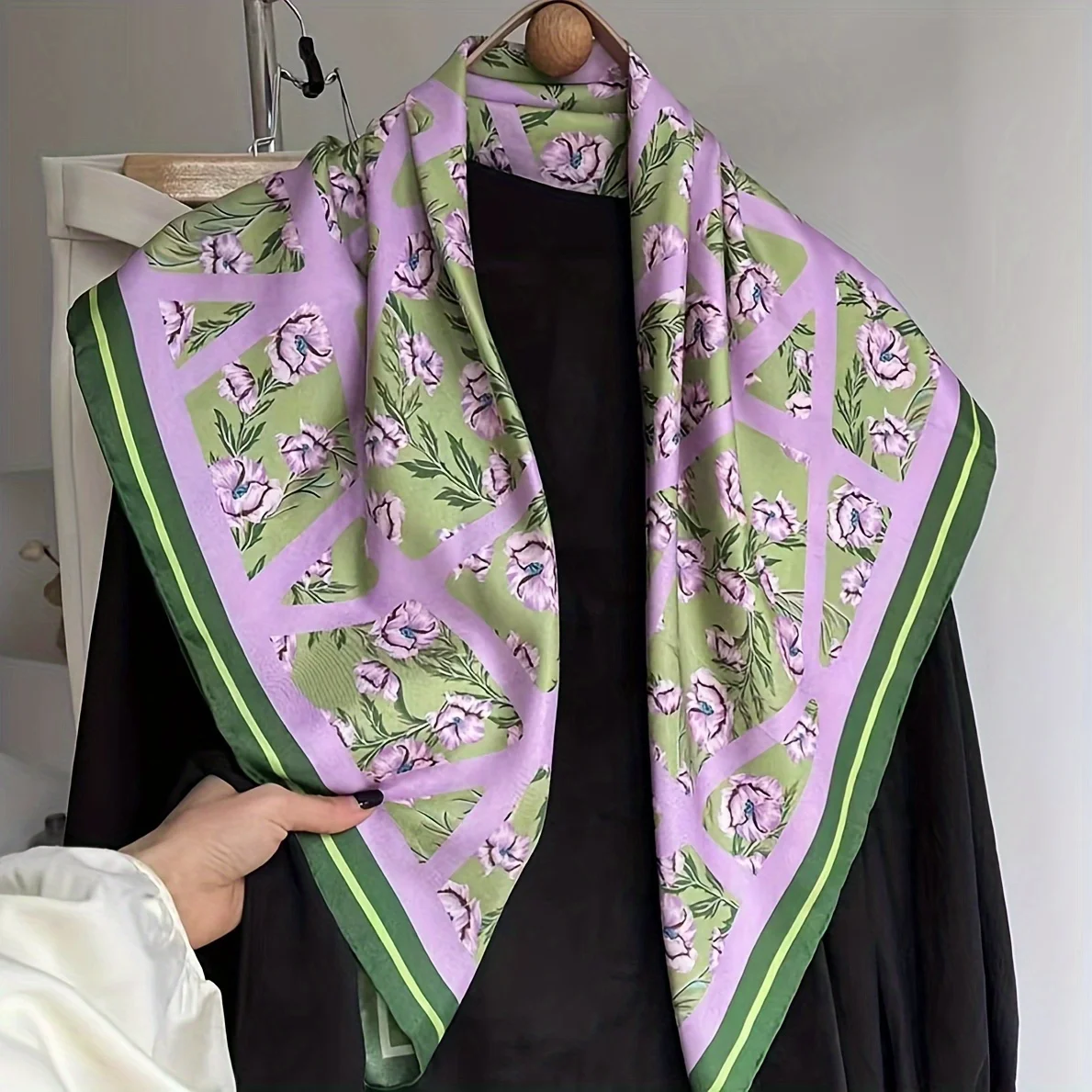 Sciarpa quadrata stampata floreale verde da 27,5 pollici Sciarpa decorativa in raso sottile elegante Foulard antivento per protezione solare primavera estate