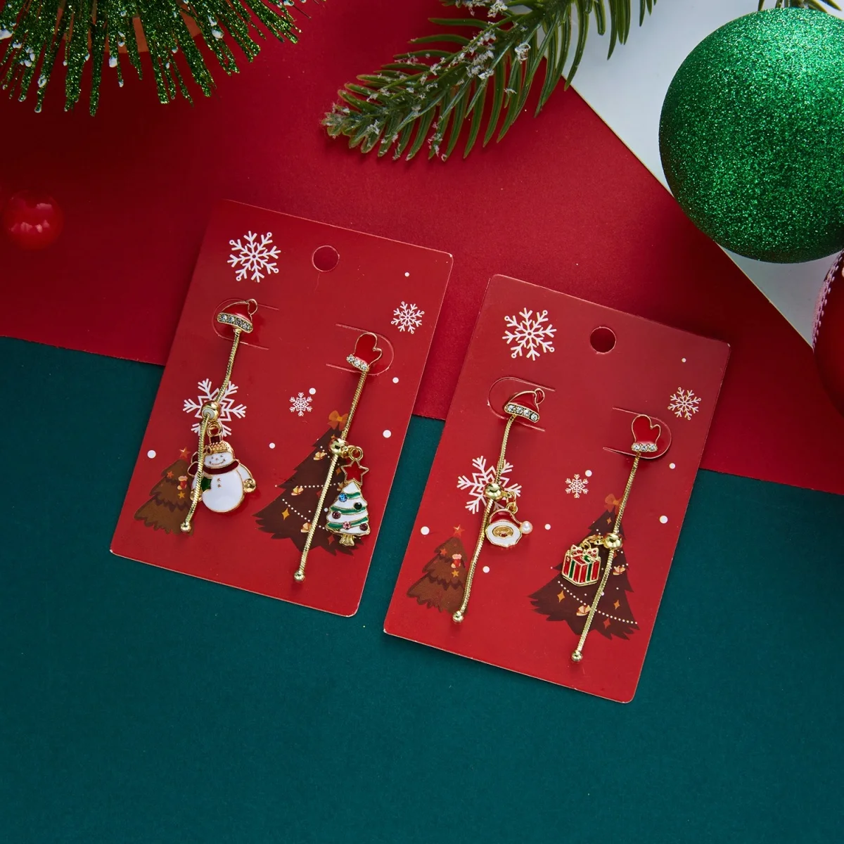 Weihnachts-Kletter-Set: Weihnachtsmann-Mütze, Handschuhe, Quasten-Ohrringe für Damen, asymmetrische Weihnachtsbaum- und Schneemann-Ohrringe, Schmuck. – Detail 39