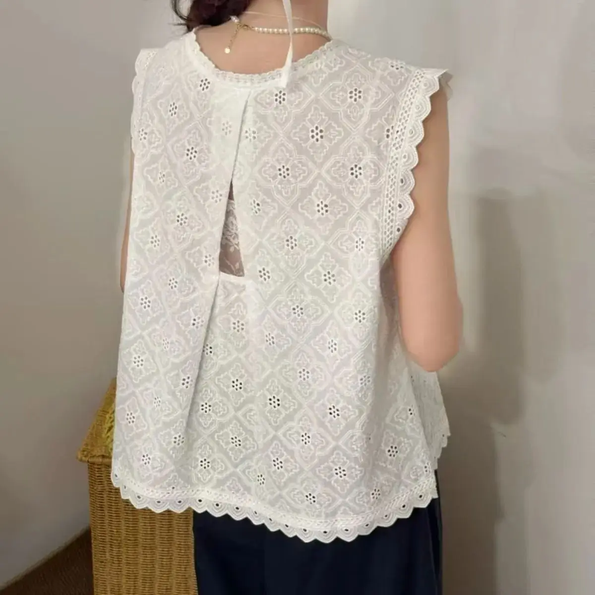 

Вышитый ажурный кружевной жилет без рукавов с открытой спиной, лето 2025, новый милый топ с круглым вырезом