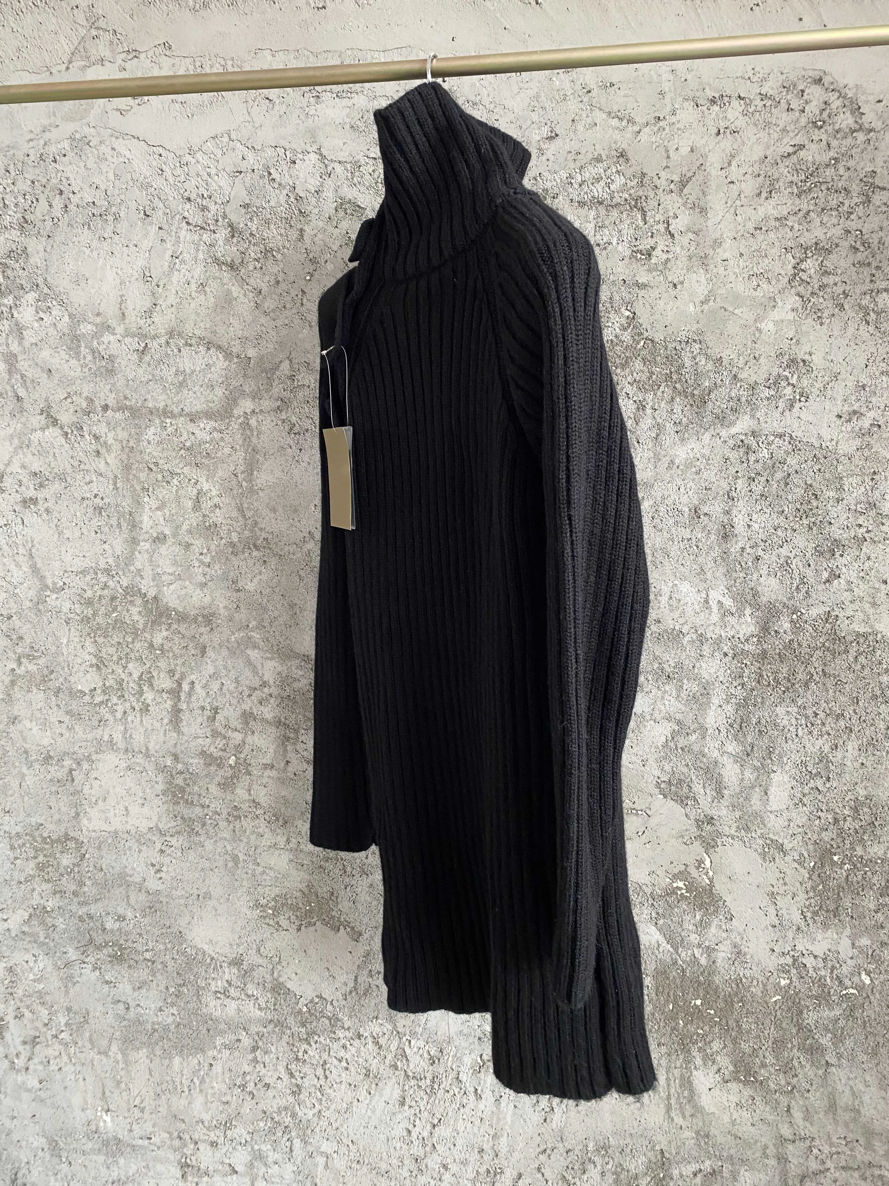 التصميم الأصلي سترة من الصوف الأسترالي برقبة عالية مع سترة محبوكة مجوفة خارج الكتف