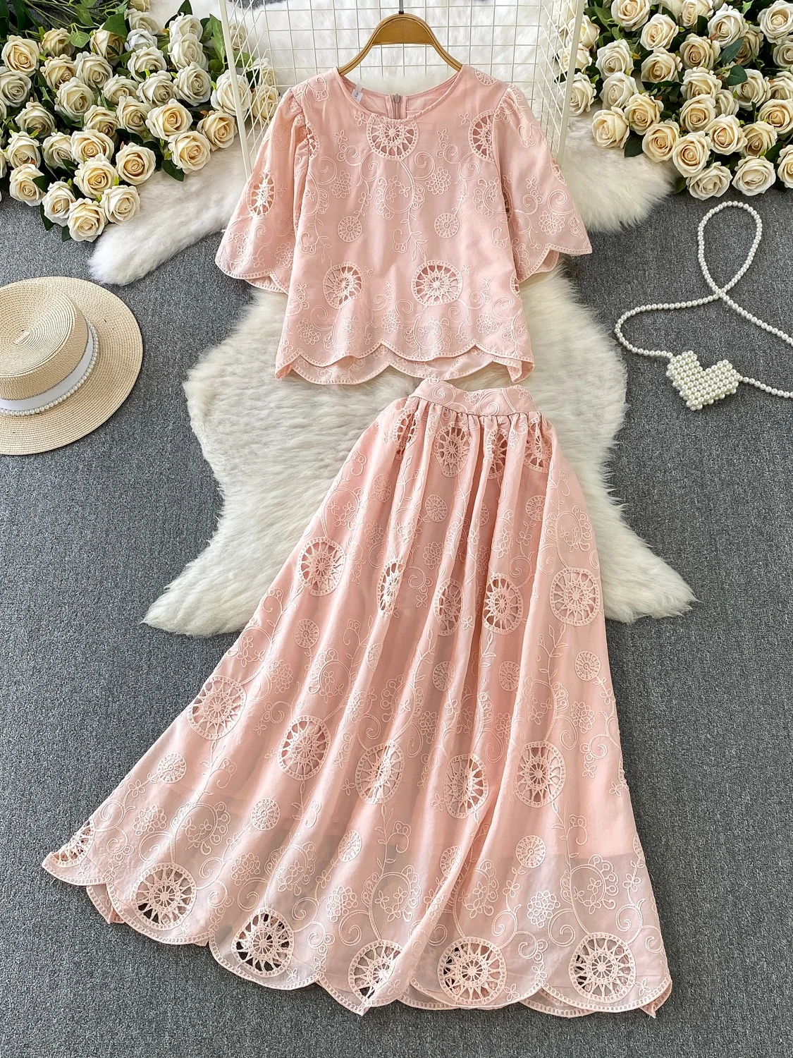 

Ретро-комплект из двух предметов: топ с круглым вырезом и ажурным цветочным узором, а также утягивающая юбка с высокой талией. Женская мода.