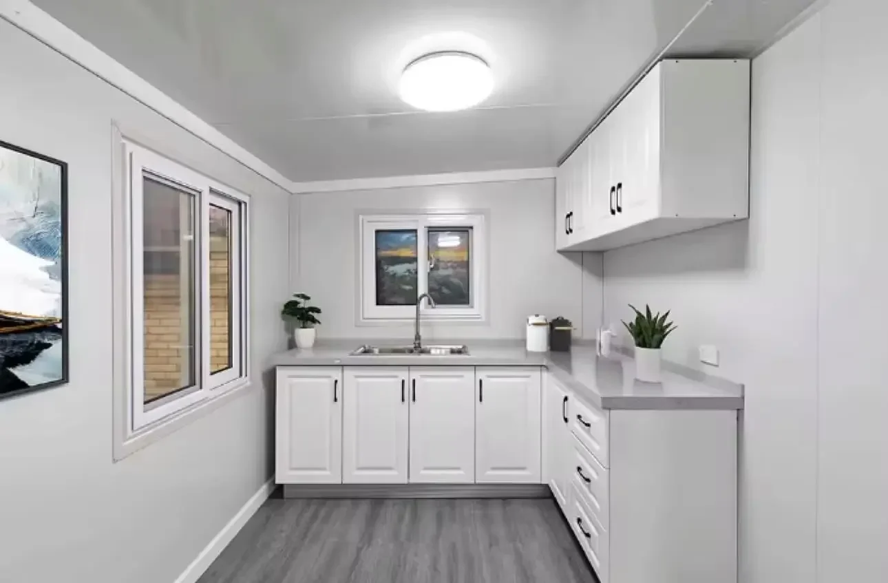 منزل صغير محمول جاهز للبيع، منزل معياري بطول 40 قدمًا - مع غرفتين، ومطبخ وحمام واحد، ومنزل حاوية قابل للتوسيع